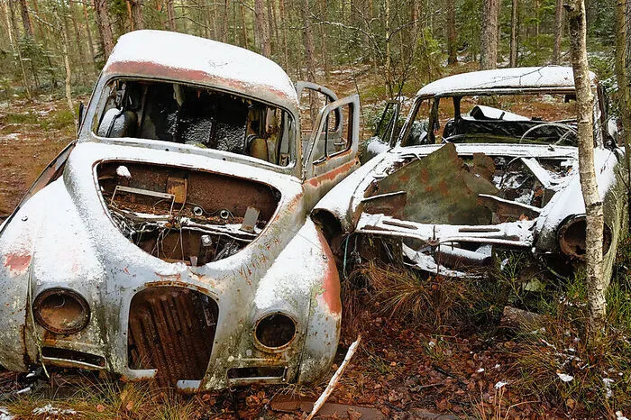 Kyrkö Mosse. Er war der Autoverwerter Åke Danielsson, der im Wald nahe der schwedischen Gemeinde Tingsryd ausgeschlachtete Fahrzeuge im Wald ihrem Schicksal überließ. Der Autofriedhof ist wegen seines kulturhistorischen Werts geschützt und darf vor sich hin dämmern, bis die Natur sich die Wracks ganz zurückgeholt hat.