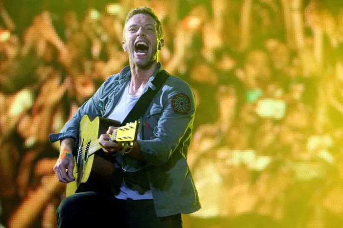 Auf Sturzflüge dieser Art haben Coldplay bislang verzichtet, die Hitfabrikanten haben ja eher den Nimbus der braven Schülerband, auch wenn sie mittlerweile Business-Giganten sind. So oder so ist bei ihnen ein Gute-Laune-Feuerwerk garantiert. 11. Juni, Ernst-Happel-Stadion.