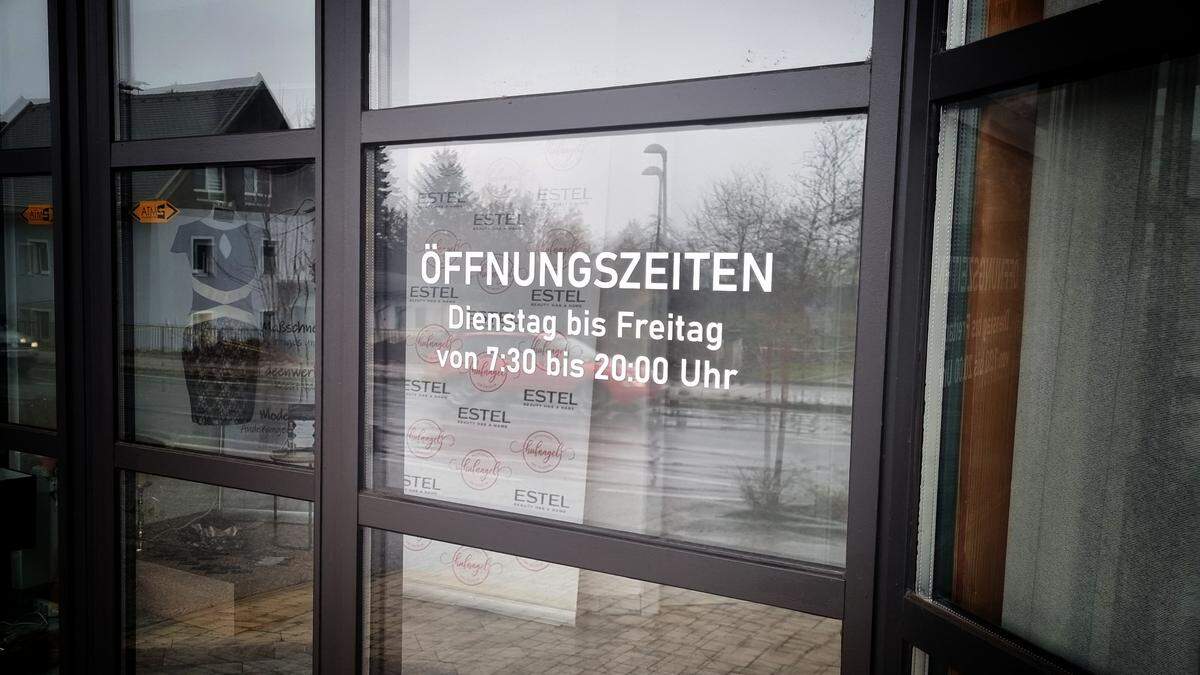 In Wernberg hat der Friseur von Dienstag bis Freitag geöffnet