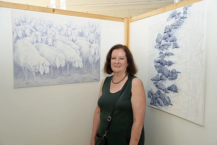 Dietlinde Baldauf zeigt in der Volksschule ihre Werke aus dem Drautal und hat eine eigene Technik entwickelt, um Aquarell auf Leinwand darstellen zu können