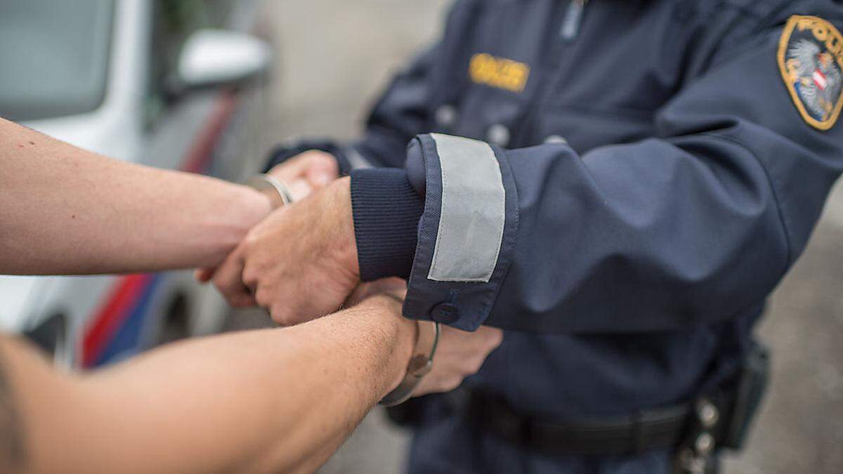 Der 60-jährige Tatverdächtige wurde von der Polizei kurz nach dem Vorfall aufgegriffen und verhaftet