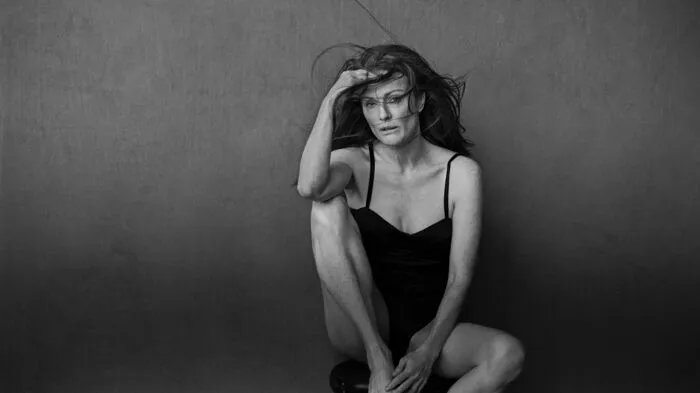 In Paris wurde gestern der neue Pirelli Kalender von Peter Lindbergh präsentiert. Mit der Ausgabe von 2017, die auf die aktuelle Edition von Annie Leibovitz folgt, ist der deutsche Künstler der einzige Fotograf, der den Kalender, der heuer zum vierundvierzigsten Mal herausgegeben wird, drei Mal gestaltet hat. Vor der Linse hatte er unter anderem Julianne Moore (Bild).