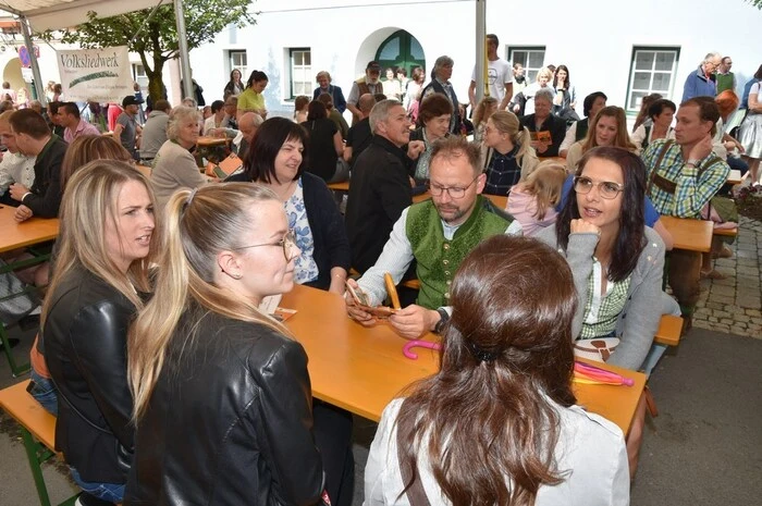 Beteiligt waren: Kinder vom Kindergarten, die Schulchöre von Volksschule und Mittelschule, der Gesangverein, Kirchenchor, Oberwölzer Gesangsquartett, Perstl Viergesang und Kleingruppen von Schulen, Kameradenchor Schönberg, Winklinger Sänger, Bläserensemble vom MV Schönberg-Lachtal und Landjugendchor. Volkstanzen und Schuhplattln der Landjugend stand ebenfalls am Programm.