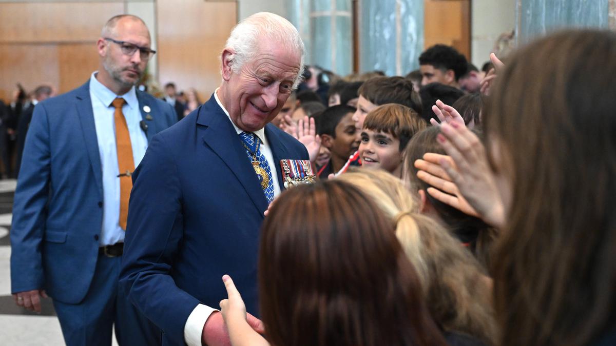 Anfangs noch freundlich im australischen Parlament empfangen, wurde es schließlich ungemütlich für König Charles III.