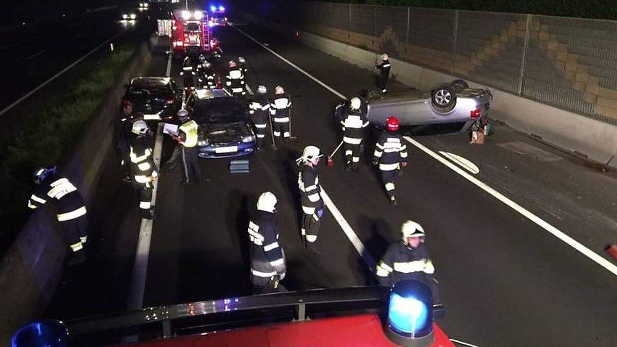 Der mittransportierte Kombi landete auf dem Dach