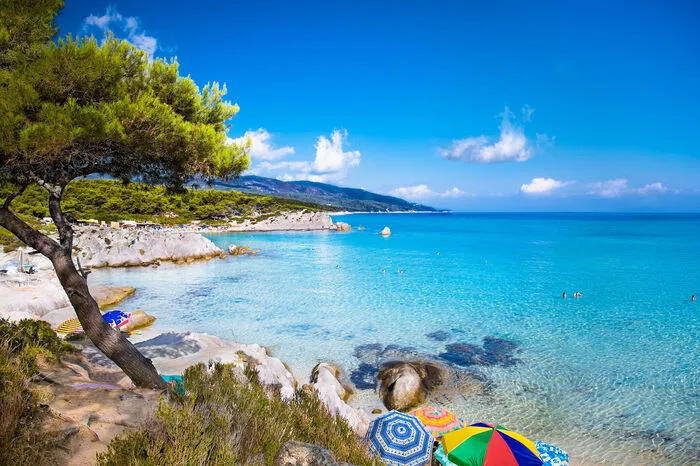 Verwunschene Buchten, türkisblaues Wasser, weiße Strände im Schatten von Pinienhainen, an denen mehr als 30 „Blaue Flaggen“ wehen, gibt es auf den Landzungen Kassandra (die touristischste), Sithonia (die urige) und selbst auf Athos (wie etwa auf der vorgelagerten Insel Ammouliani) wie Sand am Meer. Sani, Kallikratia, Kriaritsi, Nikiti, Lagomandra, Sarti – mehr als 500 Kilometer säumen die Küste.