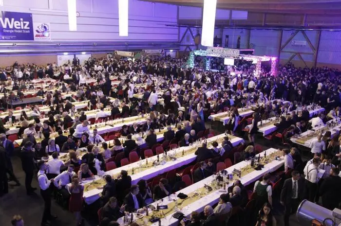 Über 4000 Ballgäste feierten zusammen mit 111 angehenden Absolventinnen und Absolventen einen berauschenden Abend, der bis in die frühen Morgenstunden andauerte.