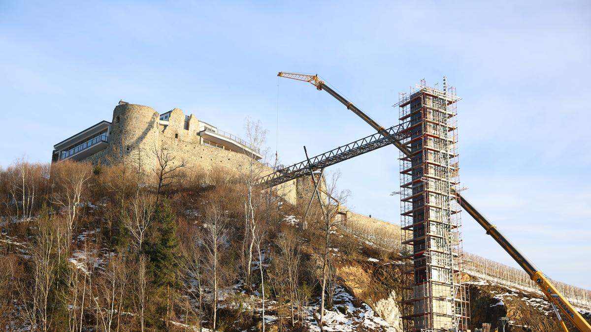 600 Personen in 15 Minuten können mit dem Lift auf die Burg Taggenbrunn gebracht werden 
