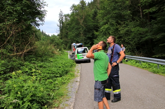 Ein Autofahrer bemerkte Flammen mit Rauchentwicklung und alarmierte die Feuerwehr.