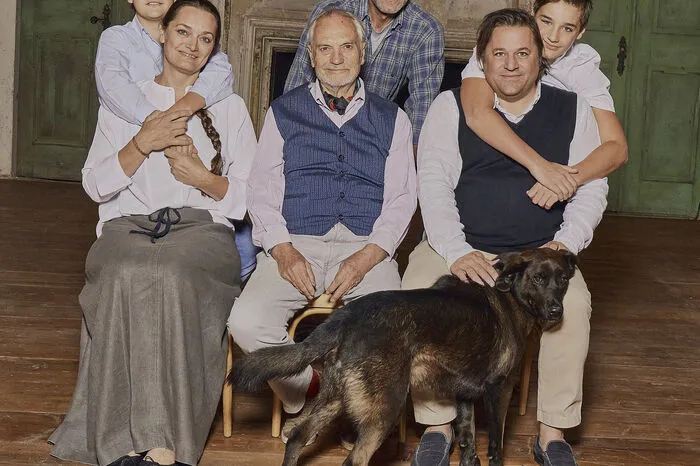 Die neue Schloss-WG: In der Mitte der Vorbesitzer des Schlosses, Horst Wächter (mit seinem Neffen Dario, der ebenfalls im Schloss wohnt) - flankiert von Marion und Michael Osmann mit zwei von ihren Kindern. 