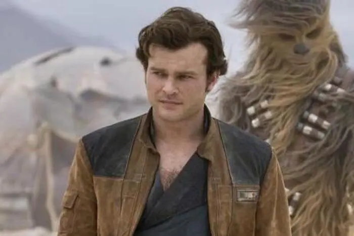 Die gute Nachricht in diesem Krieg: Er lernt so seinen Kumpel und späteren Kopiloten Chewbacca kennen.