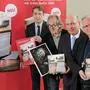 Raiffeisen-Vorstand Georg Messner, Fotograf Karlheinz Fessl, Buchgestalter Matthias Kapeller und Adminnistrator Bischof Werner Freistetter (von links)