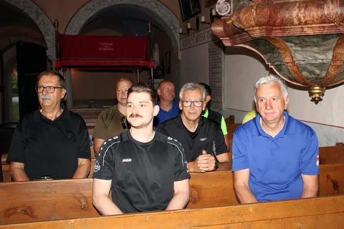 Nach der Begrüßung um 05.30 Uhr begaben sich alle Kameraden in die Kirche.