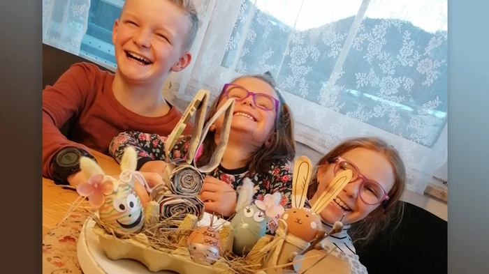 Der Titel dieses Meisterwerks von Lorenz, Greta und Linda Poier aus Thalheim: "Ein Osterhase bestehend aus der Kleinen Zeitung und seine kunterbunten Eier-Freunden"