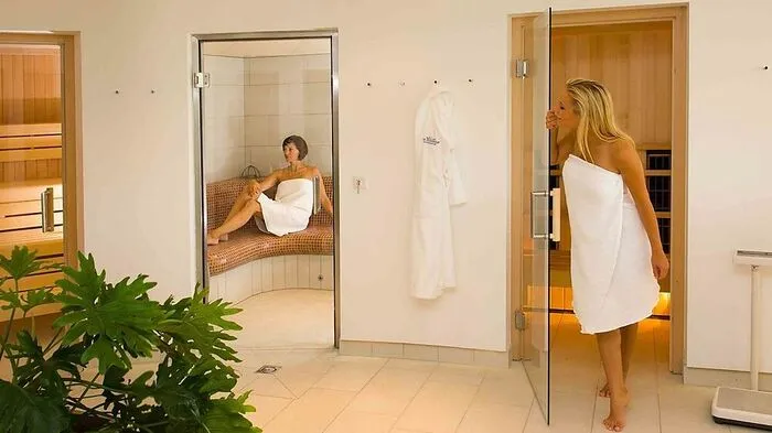 Platz 1:Der Steirerhof *****, Steiermark, 4 Lilien, 20 PunkteEin feines Fünfsternhaus, es verströmt Wohlfühlatmosphäre gepaart mit bodenständigem Luxus. Der Wellnessbereich bietet sieben Pools mit unterschiedlichen Temperaturen. Das Ladys-Spa erfreut mit mehreren Saunen, mit Indoor-Ruhezonen und einem Liegebereich im Freien mit Ausblick auf den Weingarten. Grandioses Frühstücksbuffet, sehr gute Küche. HP ab € 155,–. https://www.relax-guide.com/der-steirerhof