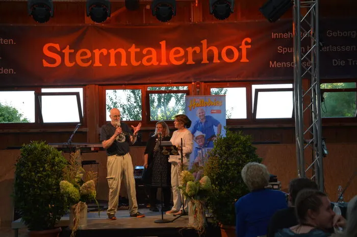 Im Rahmen des anschließenden Festaktes erzählte eine betroffene Familie von ihren Erfahrungen am Sterntalerhof. Auch eine „Trostbox“ für trauernde Familienmitglieder wurde vorgestellt.