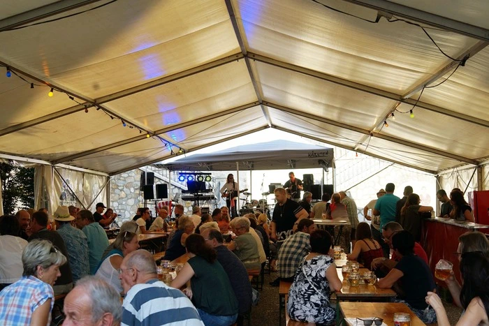 Freunde der Rockmusik füllten das Festzelt.