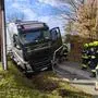 Die Feuerwehr zog den Lkw aus dem Straßengraben