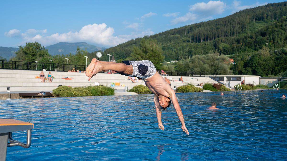 Spaß im kühlen Nass sollen sich künftig auch Brucker, die weniger Geld zur Verfügung haben, leisten können. Der Stadtrat hat deshalb die Sozialtarife für das Brucker Freibad abgeändert