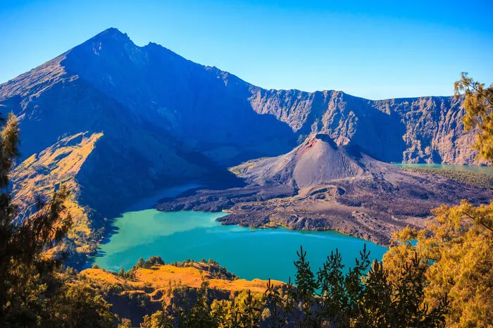 Rinjani-Berg, Indonesien. Für den furchtlosen Wanderer bietet sich der mächtige Rinjani-Berg von Gunung Rinjani an – ein gewaltiger Vulkan, der über die Insel Lombok vor Bali ragt. Es ist der zweithöchste Berg Indonesiens und auch wenn der Aufstieg zum Gipfel nicht einfach ist – er lohnt sich allemal: Die Aussicht auf dem Weg zum Gipfel gilt als schönste in Indonesien. 