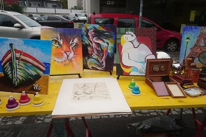 ...die Auswahl am Flohmarkt reicht von Selbstgemaltem bis zu alten Möbeln.