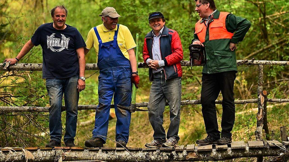 Dieter Brunner, Alois Rauter, Viktor Wunder und Albert Petutschnig bauten auch eine neue Holzbrücke