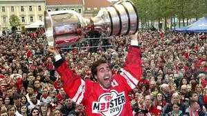 Martin Schumnig stemmte den Pokal 2019 in die Klagenfurter Luft. Heuer wird ebenfalls gefeiert, sollte der KAC die Serie drehen