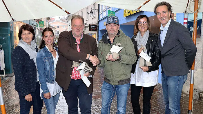 Bei der Übergabe: Ingrid Maier, Nicole Collino, Martin Treffner, Mario Eichlinger, Andrea  Pecile und Claudio Ghidini (von links)