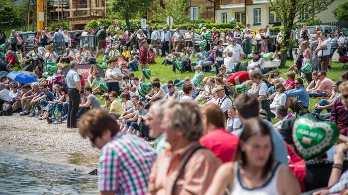 Beste Stimmung bei den Zuschauern: Vom Ufer des Grundlsees aus verfolgten Hunderte den Bootskorso.