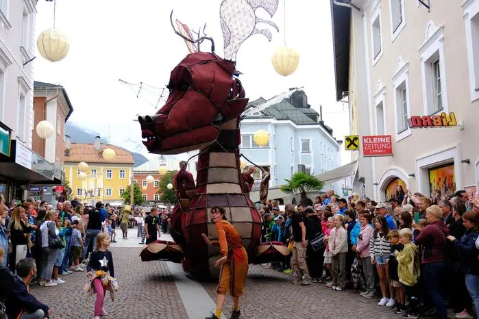 „Josephine, der Drache“ zockelte ebenfalls durch die Fußgängerzone
