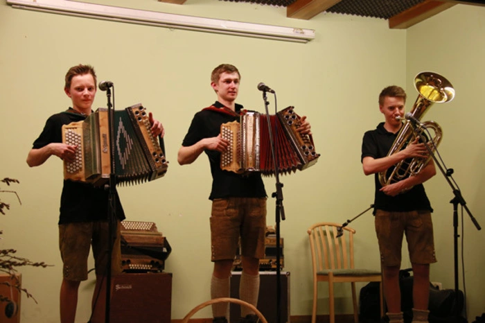 Neben einer Disco, in der „Das Element“ für Stimmung sorgte, gab es im Saal auch Tanzmusik von „Den Blechquetschern“ - die Bandmitglieder sind ebenfalls bei der Landjugend aktiv.
