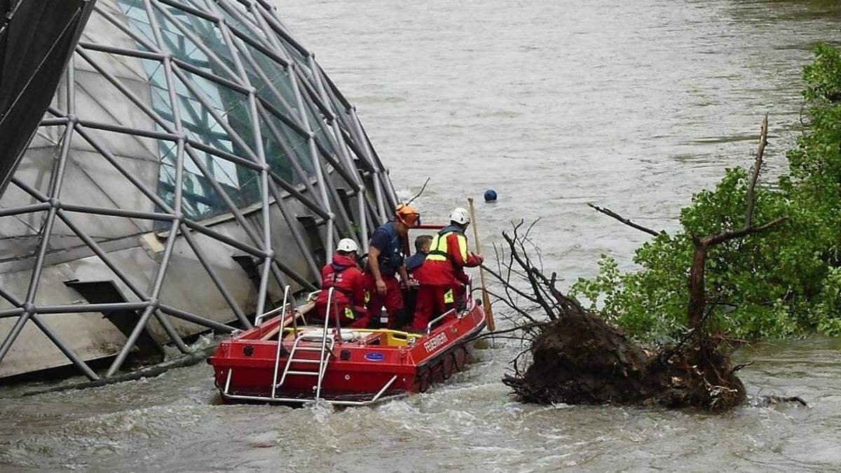 Ein rund 20 Meter langer Baumstamm touchierte die Murinsel