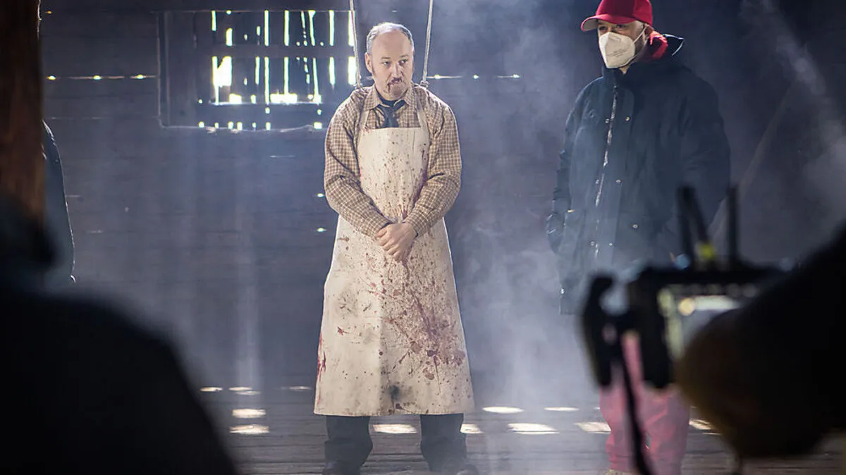 Roland Düringer und Regisseur Flo Lackner am Set von "Operation White Christmas"