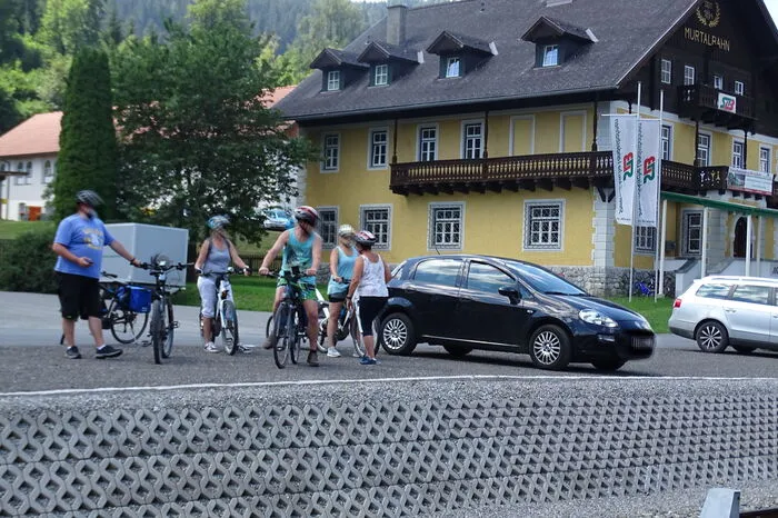 Auch Radfahrer dürfen einsteigen.