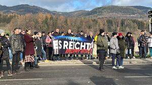 Etwa 80 Leute fanden sich am Samstag in Lerchenfeld ein, um für die Schließung des Asylquartiers Baumax-Halle zu demonstrieren