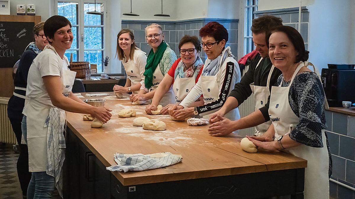 Seminarbäuerin Barbara Zenz (vorne links) mit den Kursteilnehmern in der Backstube der Traussner Mühle