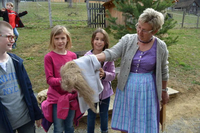 Zu guter Letzt unternahm die Kinderredaktion noch eine kleine Zeitreise in die Vergangenheit und war zu Gast am Erinnerungshof Hermann in St. Nikolai im Sausal. Dort erfuhren die Kinder viel Wissenswertes über das Leben von früher - wie es damals war, in die Schule zu gehen, wie der Flachs zu Leinen verarbeitet wurde oder dass in das Bügeleisen glühende Kohlen gefüllt wurden.