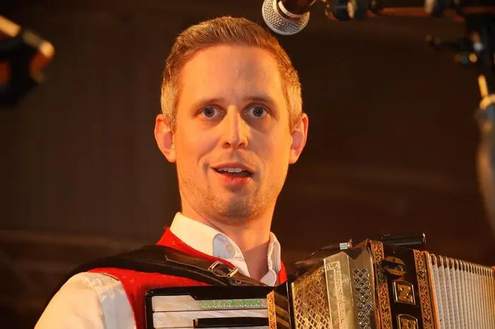 Getanzt wurde obligatorisch in Tracht zu einem Lied der Band Blechquetscher, deren Mitglieder teilweise selbst bei der Landjugend sind. Danach unterhielten die jungen fidelen Lavanttaler die Besucher und brachten viele dazu, das Tanzbein zu schwingen.