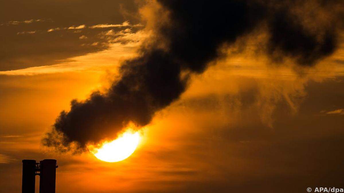 Bild von Schornsteinen vor Abendsonne | Von Tempo 100 und einem Aus für Verbrennermotoren zeigen sich die Österreicher wenig begeistert.