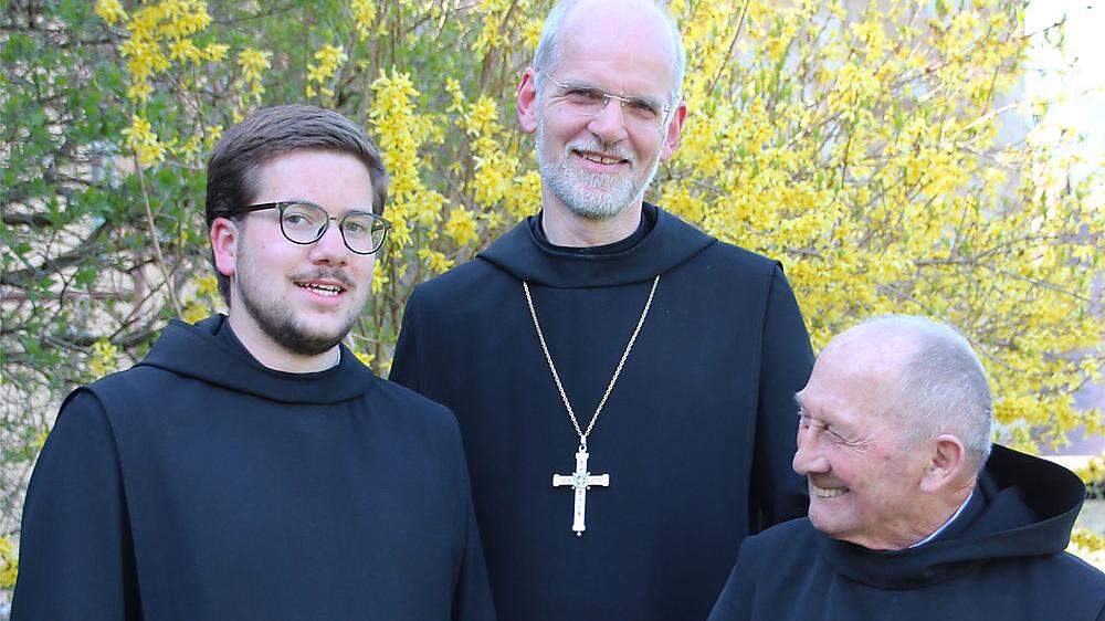 Abt Johannes Fragner mit dem jüngsten und ältesten Mönch, Bruder Benedikt (27) und Bruder Andreas (90). Dem Konvent gehören elf Mönche mit ewiger Profess und zwei Novizen an