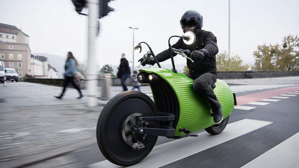 Der Johammer ist ein Elektro- Motorrad mit Display im Rückspiegel und Verkleidung in Beplankungs- Optik. Unten: Headup- Display- Studie für Biker aus dem Hause BMW