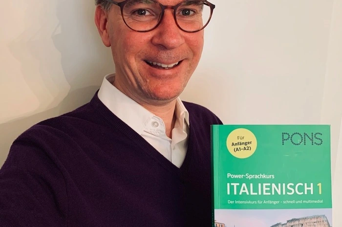 Klaus Weikhard, Juwelier: "Aus Solidarität mit Italien frische ich mein Schulzeit-Italienisch wieder auf. Jeden Tag ein Kapitel mit Hörbeispielen und Übungen. Und ein Buch über mittelalterliche Uhren habe ich ebenfalls am Tisch. Ich lese sonst nur im Urlaub, aber immer nur gebundene Bücher."
