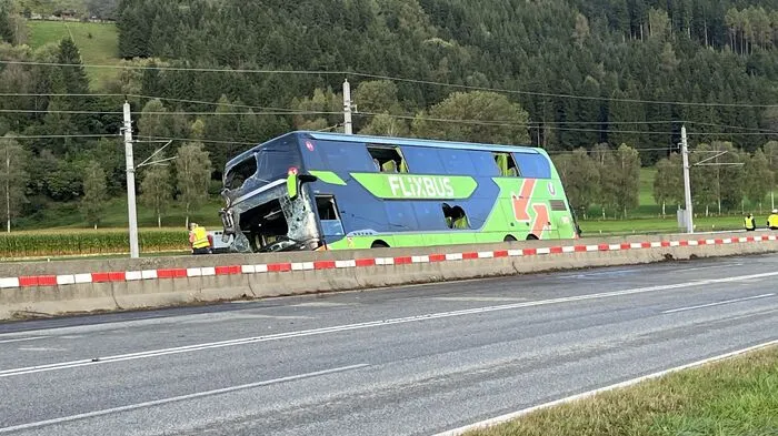 Bei einem Busunfall im Bezirk St. Veit wurden Dienstag früh 21 Personen verletzt, eine Frau überlebte nicht.