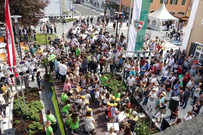 Bei einem großen Fest rund ums Rathaus beeindruckten...