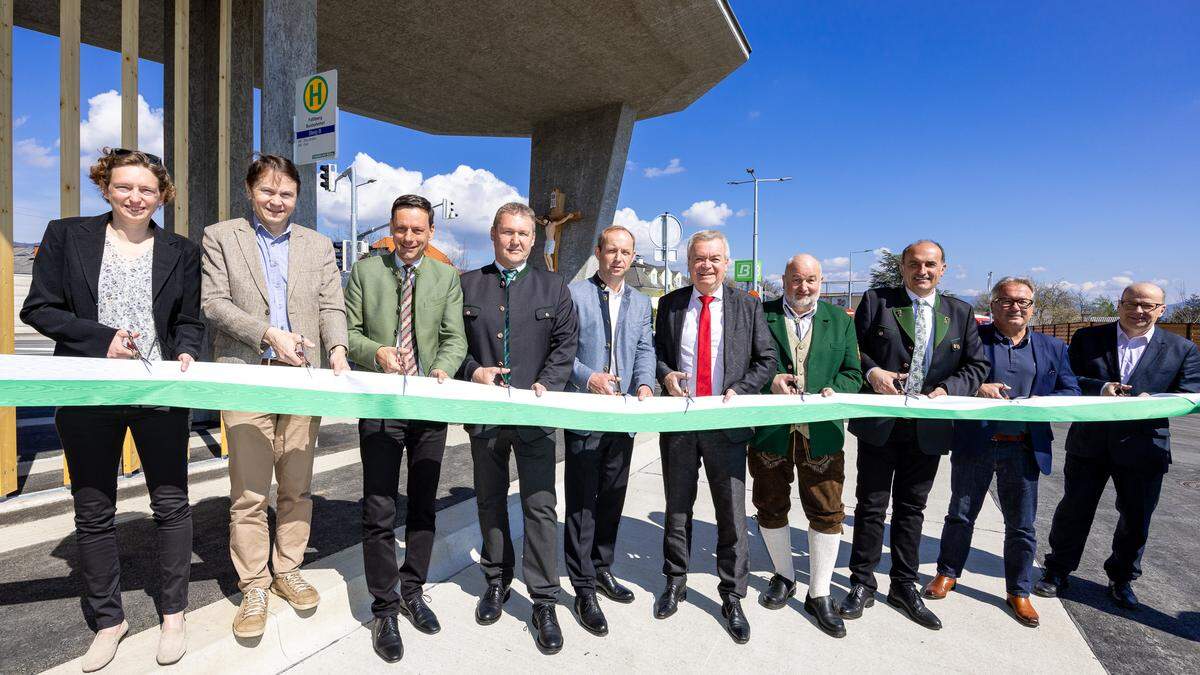 Landeshauptmann-Stellvertreter Anton Lang eröffnete mit den Bürgermeistern der Region den neuen Busbahnhof