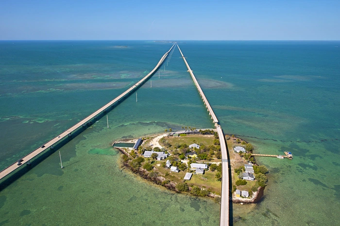 Im frühen 20. Jahrhundert war Pigeon Key das Zuhause von knapp 400 Arbeitern, die am Bau der berühmten Florida Keys Over-Sea Railroad beteiligt waren. Auch ein Versorgungslager und später eine Haltestelle für Passagierzüge gab es auf der kleinen Insel. Heute wird Pigeon Key als Basis für Exkursionsgruppen und Meeresbiologen genutzt, die hier übernachten und ihre Touren starten.