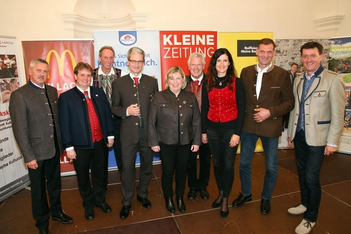 Fest der Stimmen in der Lodronschen Reitschule in Gmünd, am Bild Claus Faller ( Viz.Bgm.Gmünd ), Franz Josef Isak ( Ltg. Kä. Doppelsextett ), Dir Wilfried Pirker ( Raiffeisen Liesertal ), Franz Mörtl ( Ltg. 5 Gailtaler ), Dir.Petra Krämmer ( MC.Donalds Villach ), Sepp Faschauner ( Vorst.Mitglied Kärntnermilch ), Dani Di Bernardo (Organisation), Richi Di Bernardo ( Projektleiter ), Seppi Rukavina ( Moderator )