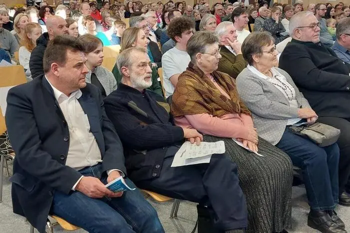 Unter den Ehrengästen waren zahlreiche Vertreter aus Politik, Kirche und Musikverbänden, die die hohe Qualität der Musikschule würdigten.