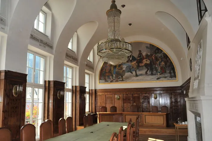 Ort der Bürgermeisterwahl: der historische Saal im Rathaus, Sitz von Gemeinderat und Stadtrat