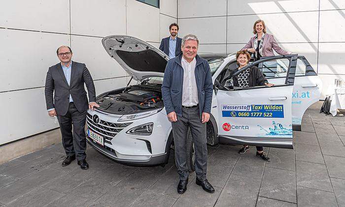 Roland Punzengruber (Hyundai Österreich), Alexander Trattner (TU Graz), Gerhard Kraus (Taxiunternehmer) und die Landesrätinnen Ursula Lackner und Barbara Eibinger-Miedl (von links)